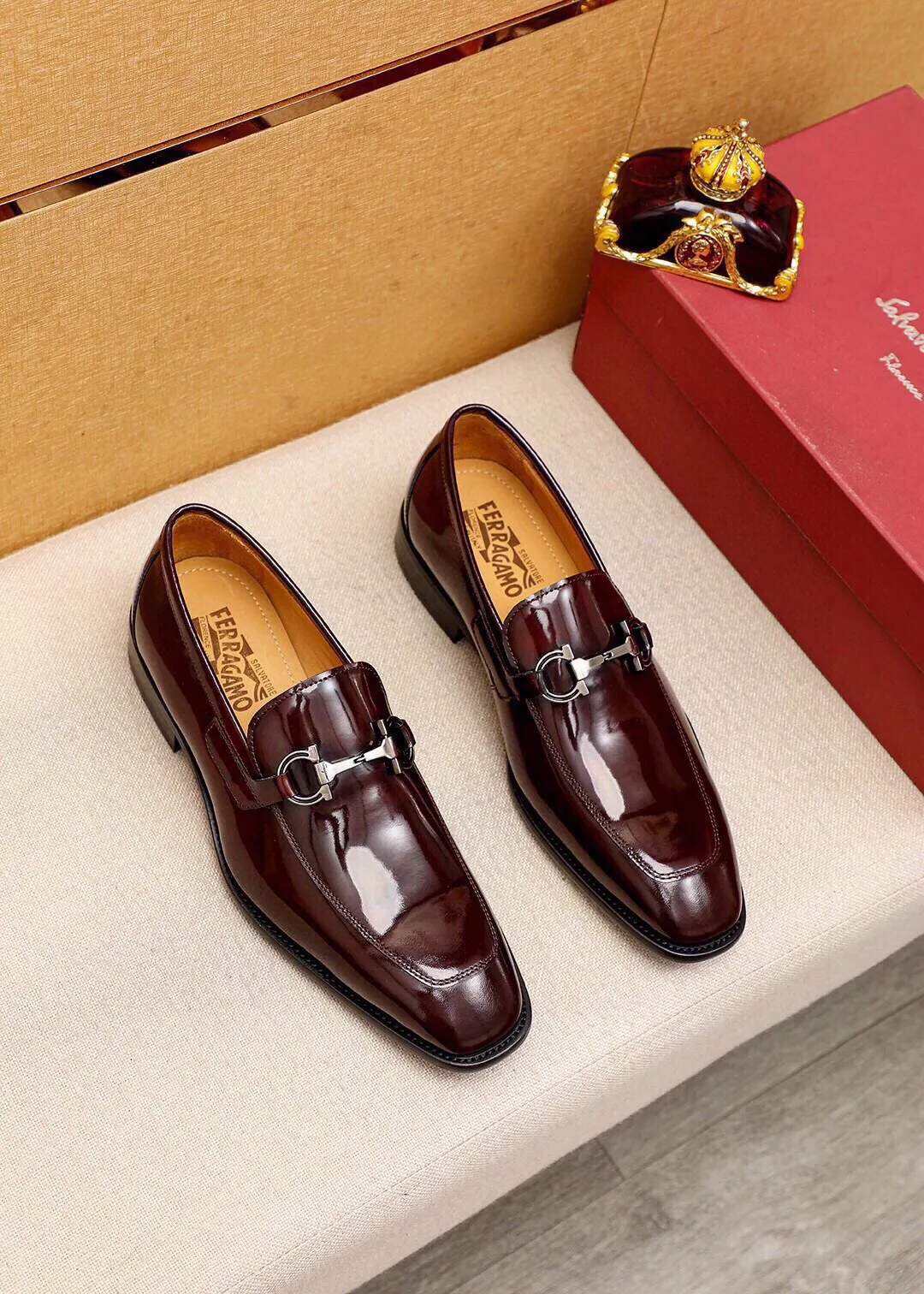 Men's shoes 💰480 💐 Product trademark: Ferragamo "Ferragamo" casual leather shoes Regular size: 38-44 (45🉑️customized) Product materials: Selected imported first-layer open-edge beaded cowhide leather upper + luxury hardware buckle, imported water-dyed cowhide leather lining. Strong three-dimensional visual effect, original outsole color: 2 colors available